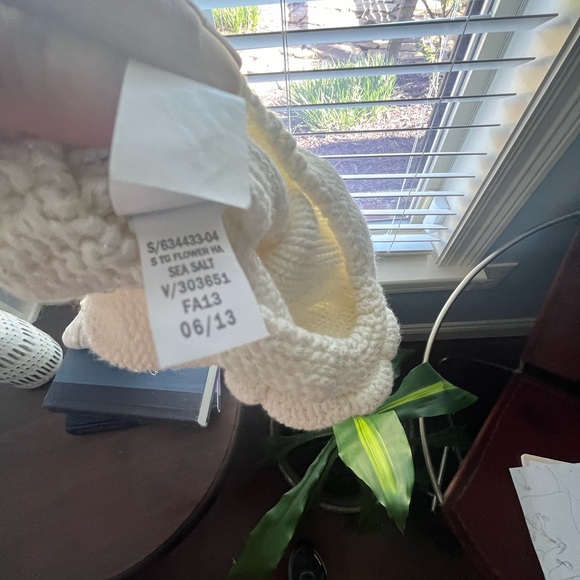 Old Navy knit beanie hat with flower - Picture 3 of 3